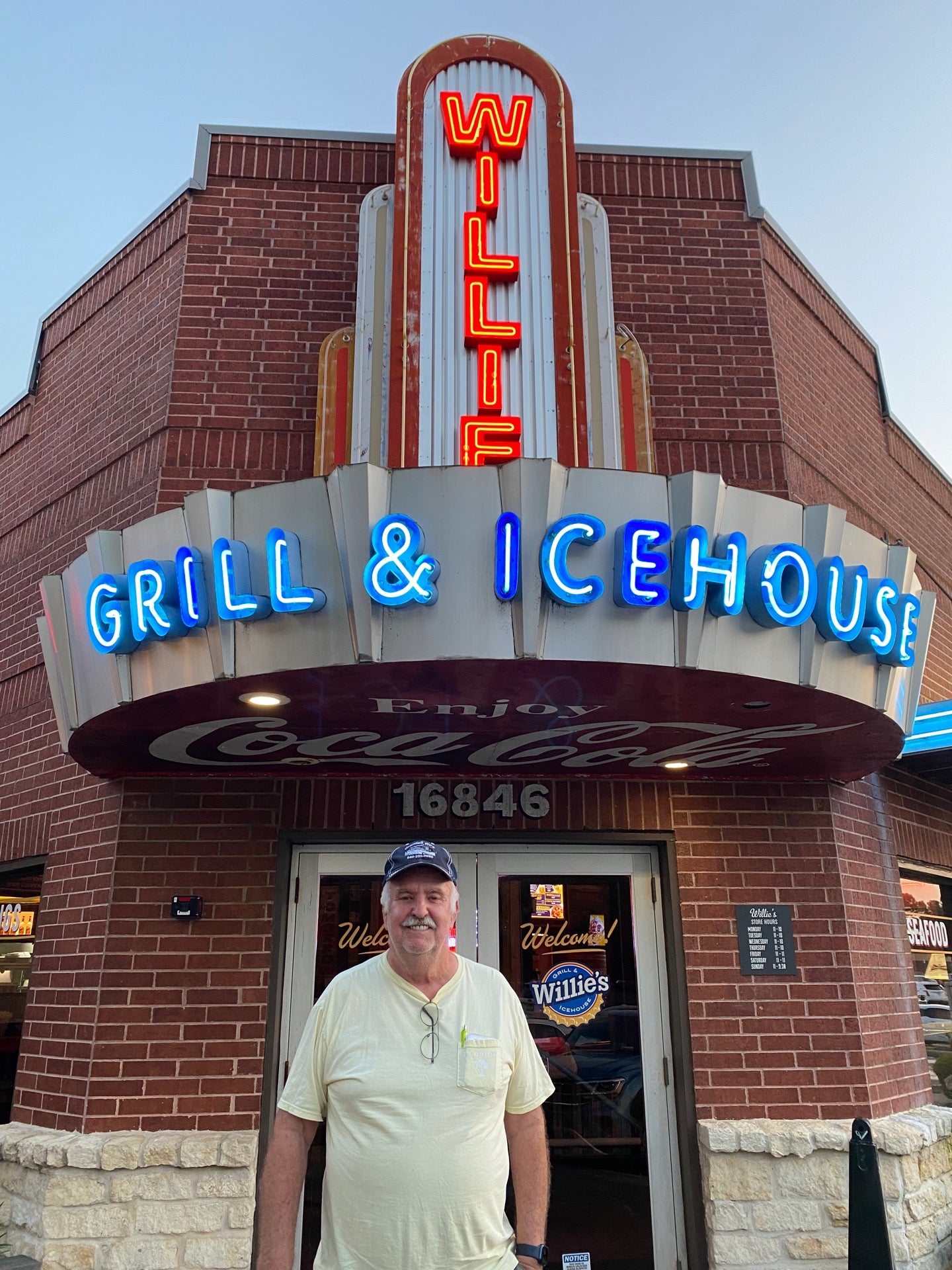 Texas Conroe Willie's Grill & Icehouse photo 5