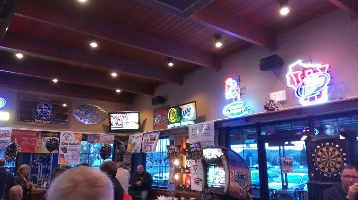 Wisconsin La Crosse Features Sports Bar & Grill photo 3